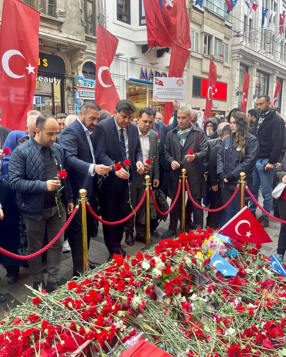 Fethiye Belediye Başkanı Alim Karaca İstanbul İstiklal Caddesine Karanfil Bıraktı.