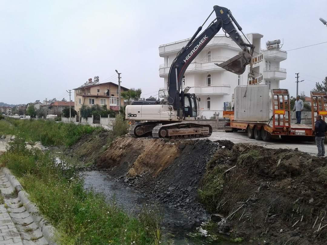 Babataşı Mahallesinde  Dere Üzerinde Betonarme Kutu Menfez (baks) Yapımı ve Parke Döşemesi Tamamlandı.