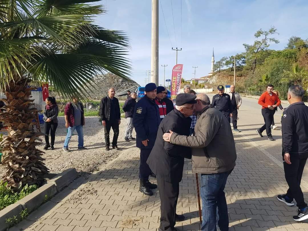 “KARAMAN” KOLTUKTA OTURMAK YERİNE HALKLA İÇ İÇE!