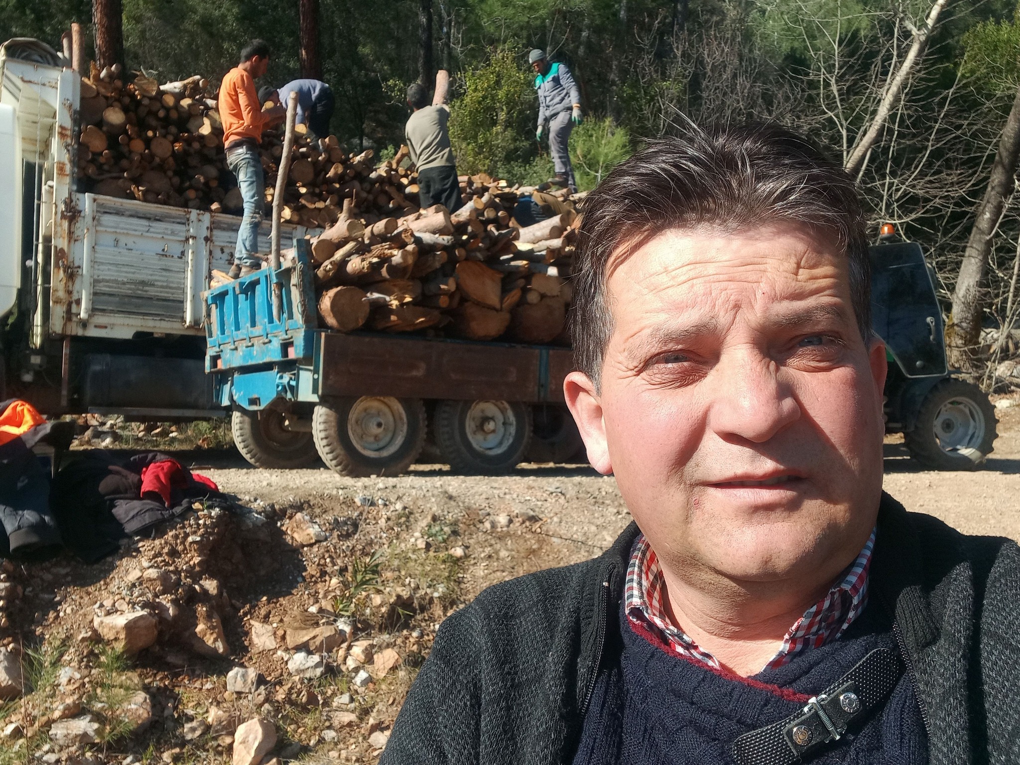 FETHİYE’DEN DEPREM BÖLGESİNE YAKACAK ODUN YÜKLÜ TIR YOLA ÇIKTI