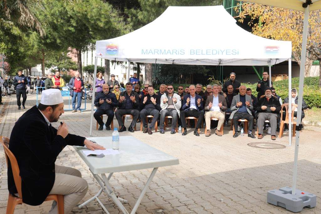 MARMARİS’TE DEPREMDE VEFAT EDEN VATANDAŞLAR İÇİN LOKMA DAĞITILIP DUA EDİLDİ