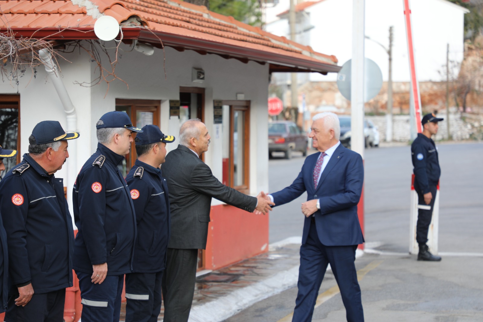 BAŞKAN GÜRÜN EMEKLİ OLAN İTFAİYE DAİRESİ BAŞKANI SEZAİ KOYUNCU’YU ZİYARET ETTİ