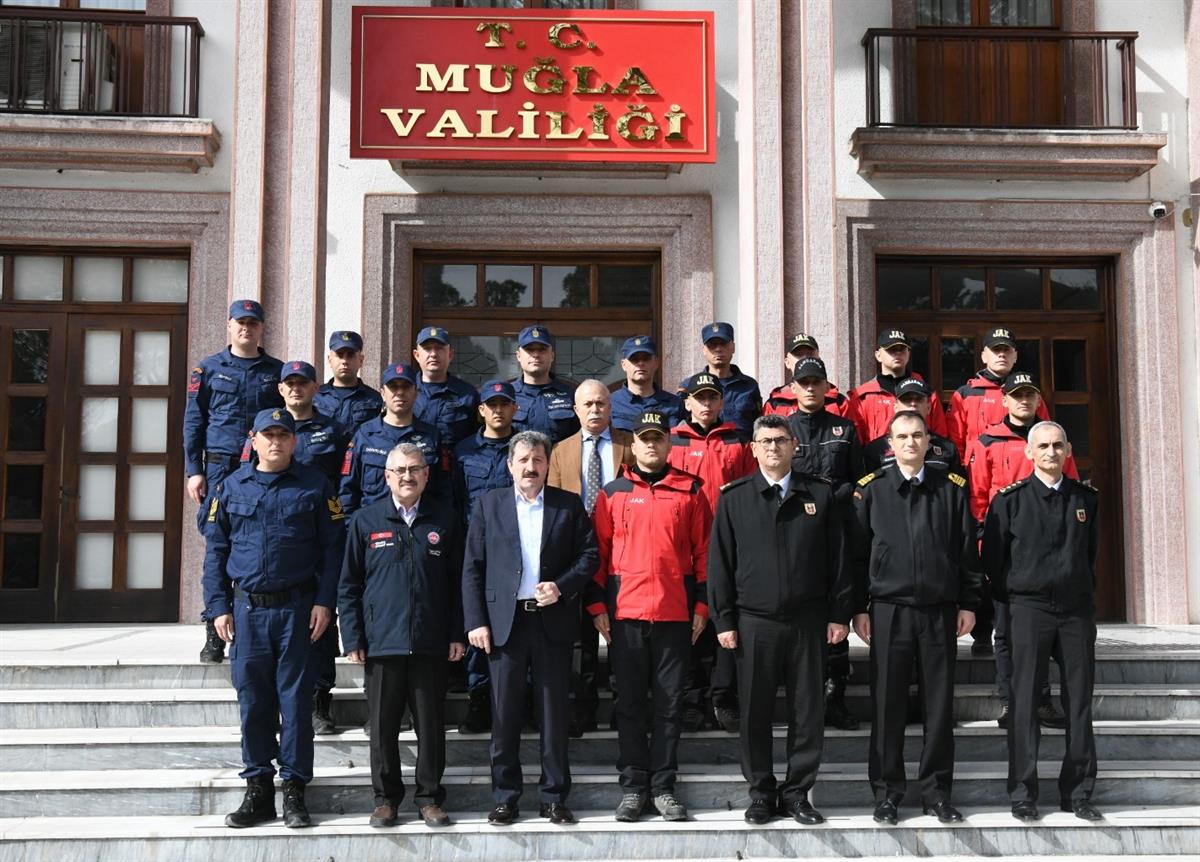 VALİ ORHAN TAVLI ARAMA KURTARMA TİMLERİ İLE BİR ARAYA GELDİ