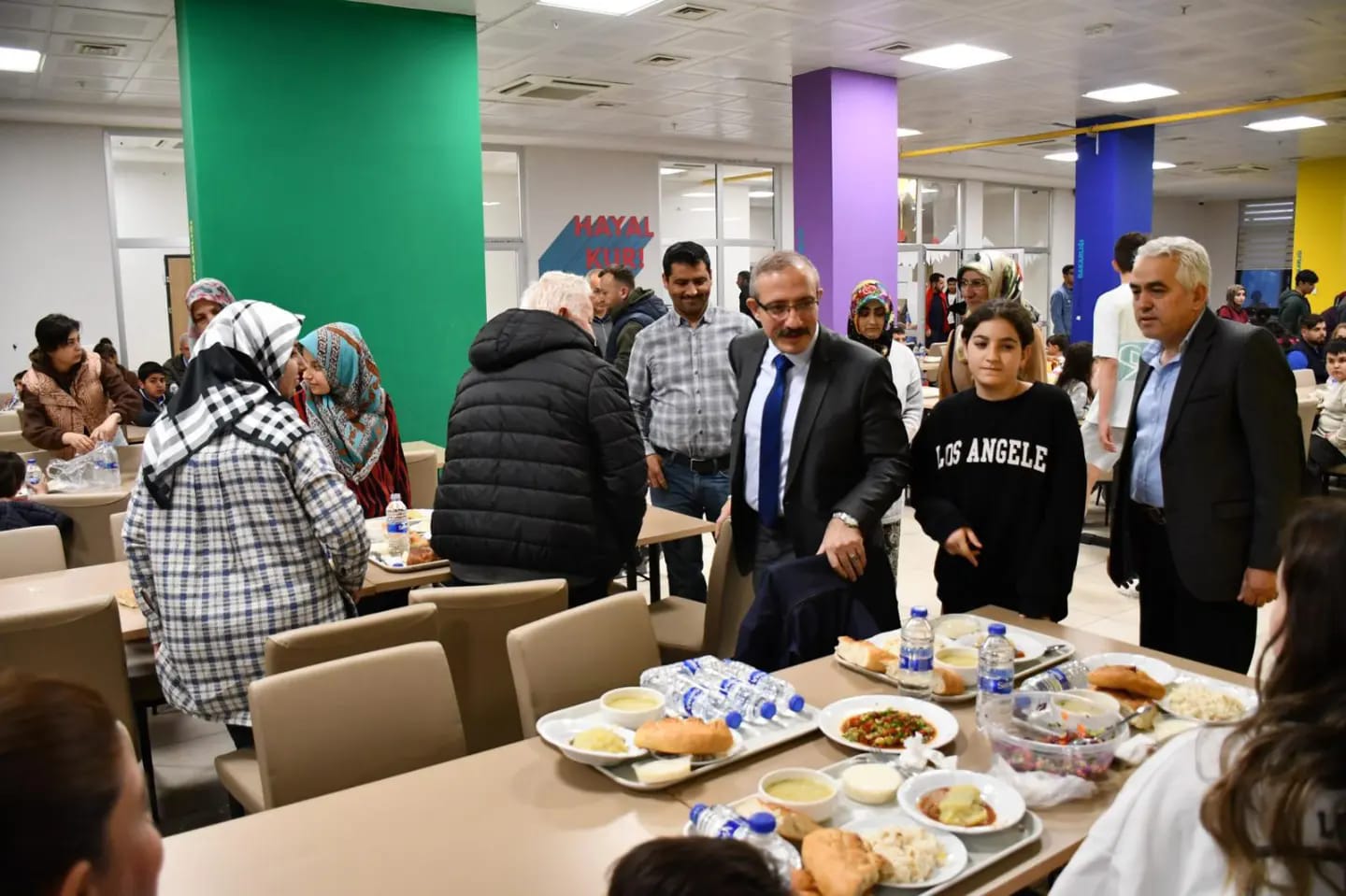 KAYMAKAM KARAMAN İFTAR YEMEĞİNDE DEPREMZEDELER İLE BULUŞTU