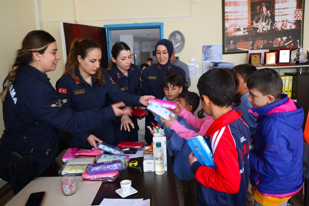 FETHİYE’DE, JANDARMA’DAN DEPREMZEDE ÇOCUKLARIMIZA MORAL VE DESTEK