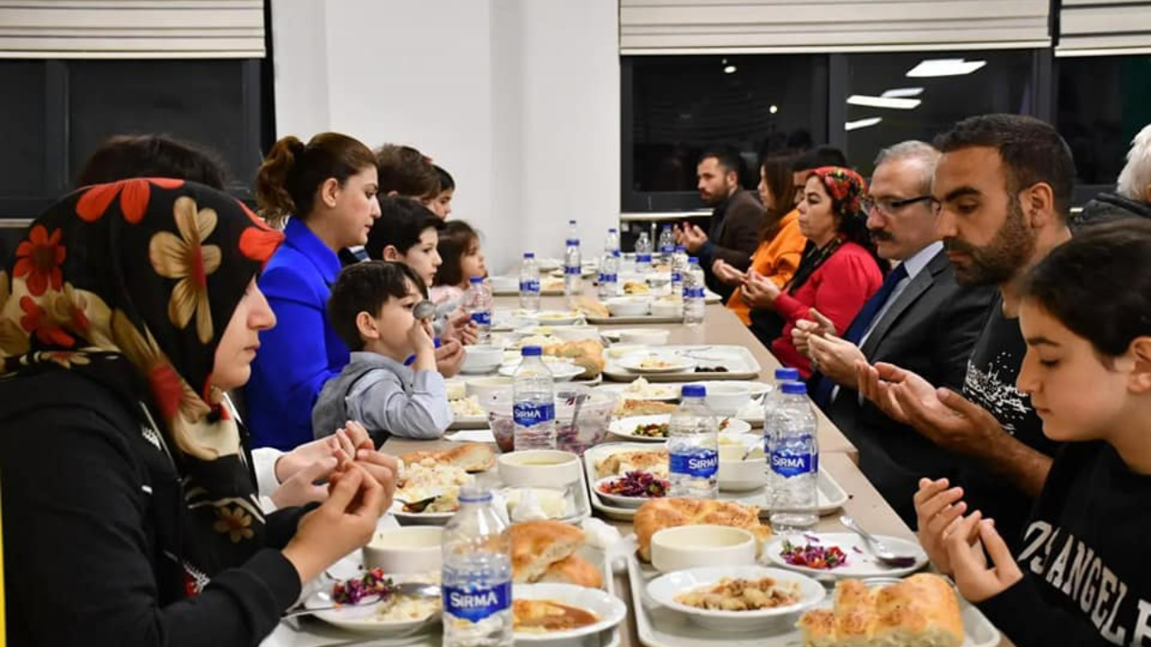 KAYMAKAM KARAMAN İFTAR YEMEĞİNDE DEPREMZEDELER İLE BULUŞTU