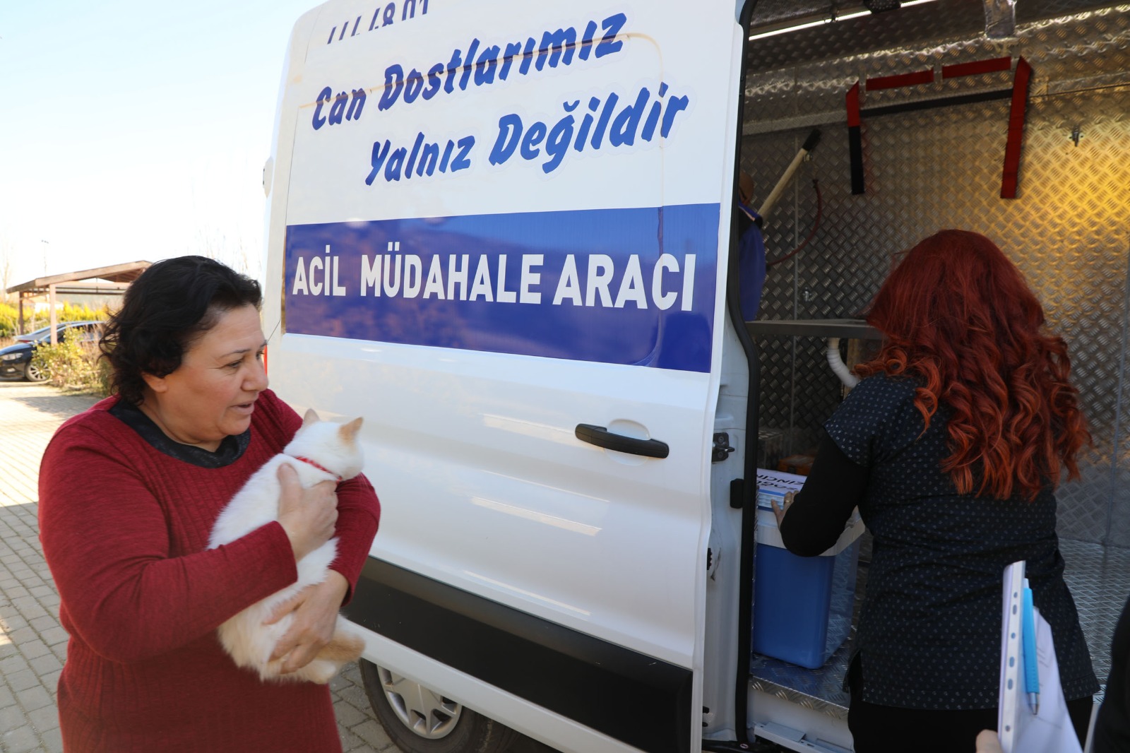 BÜYÜKŞEHİR ACİL MÜDAHALE ARACI İLE DEPREMZEDE CANDOSTLARIN YANINDA