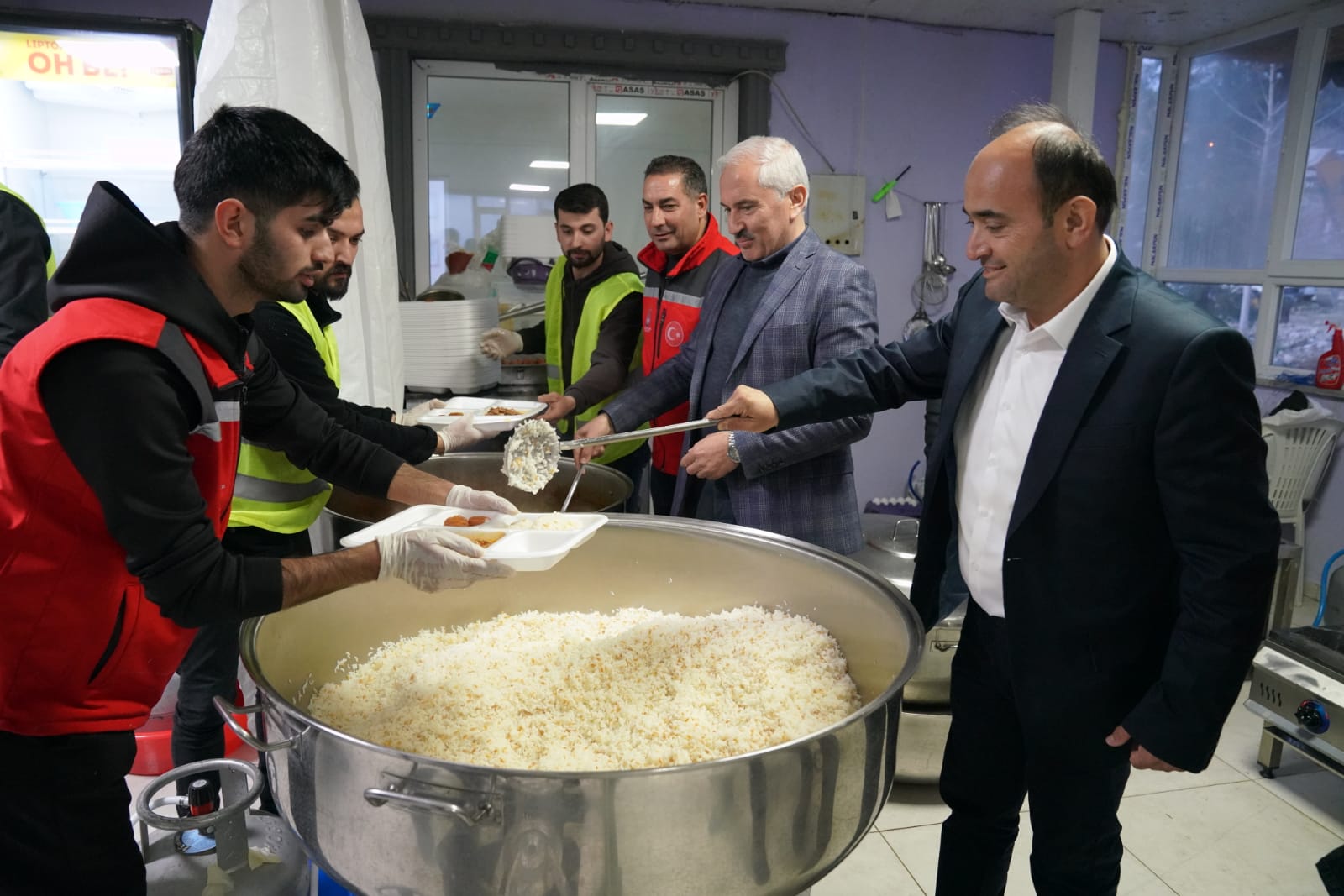 SEYDİKEMER BELEDİYESİ, KAHRAMANMARAŞ ANDIRIN’DA İFTAR ÇADIRI KURDU