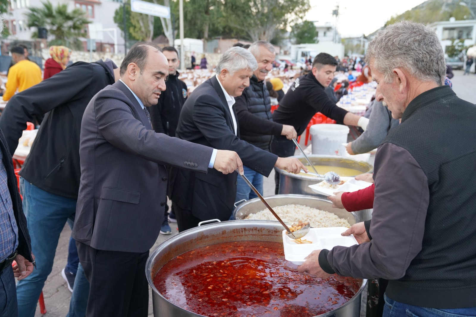 BAŞKAN AKDENİZLİ, İFTAR PROGRAMINDA GÖNÜLLERE DOKUNDU