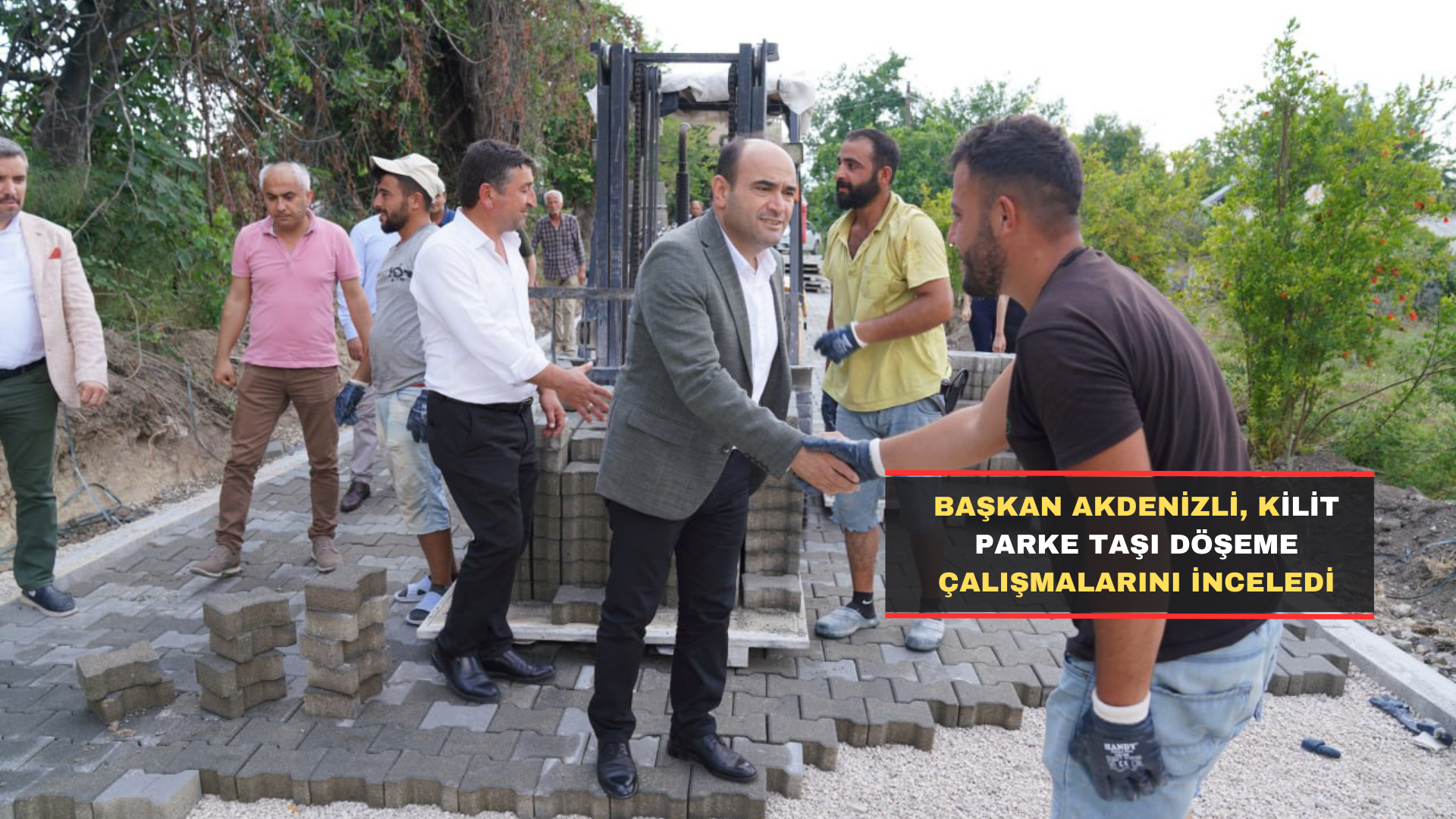 Başkan Akdenizli, Kilit Parke Taşı Döşeme Çalışmalarını İnceledi