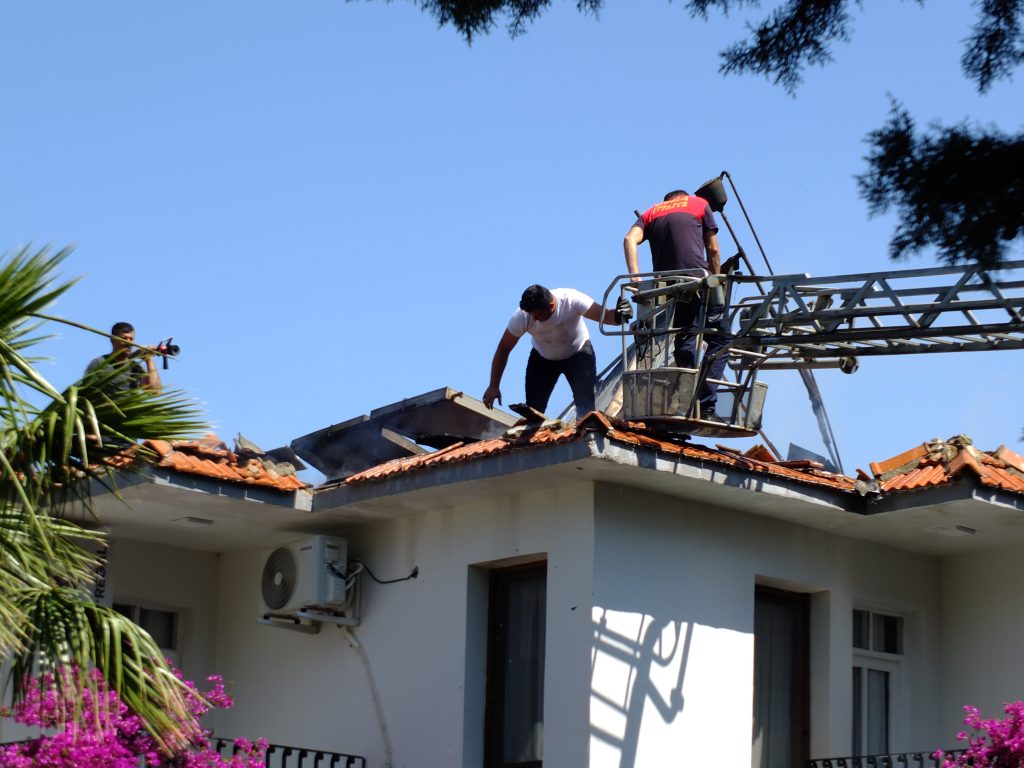 Fethiye'de Korkutan Yangın: Apart Otel Alevlere Teslim Oldu