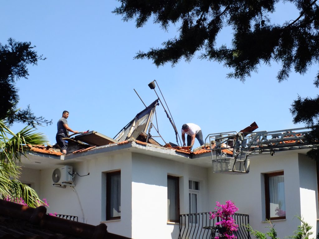 Fethiye'de Korkutan Yangın: Apart Otel Alevlere Teslim Oldu